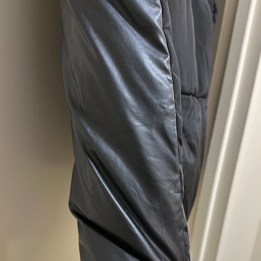 Sleek Black Puffer Jacket with Quilted Sleeves - Picture 3 of 3